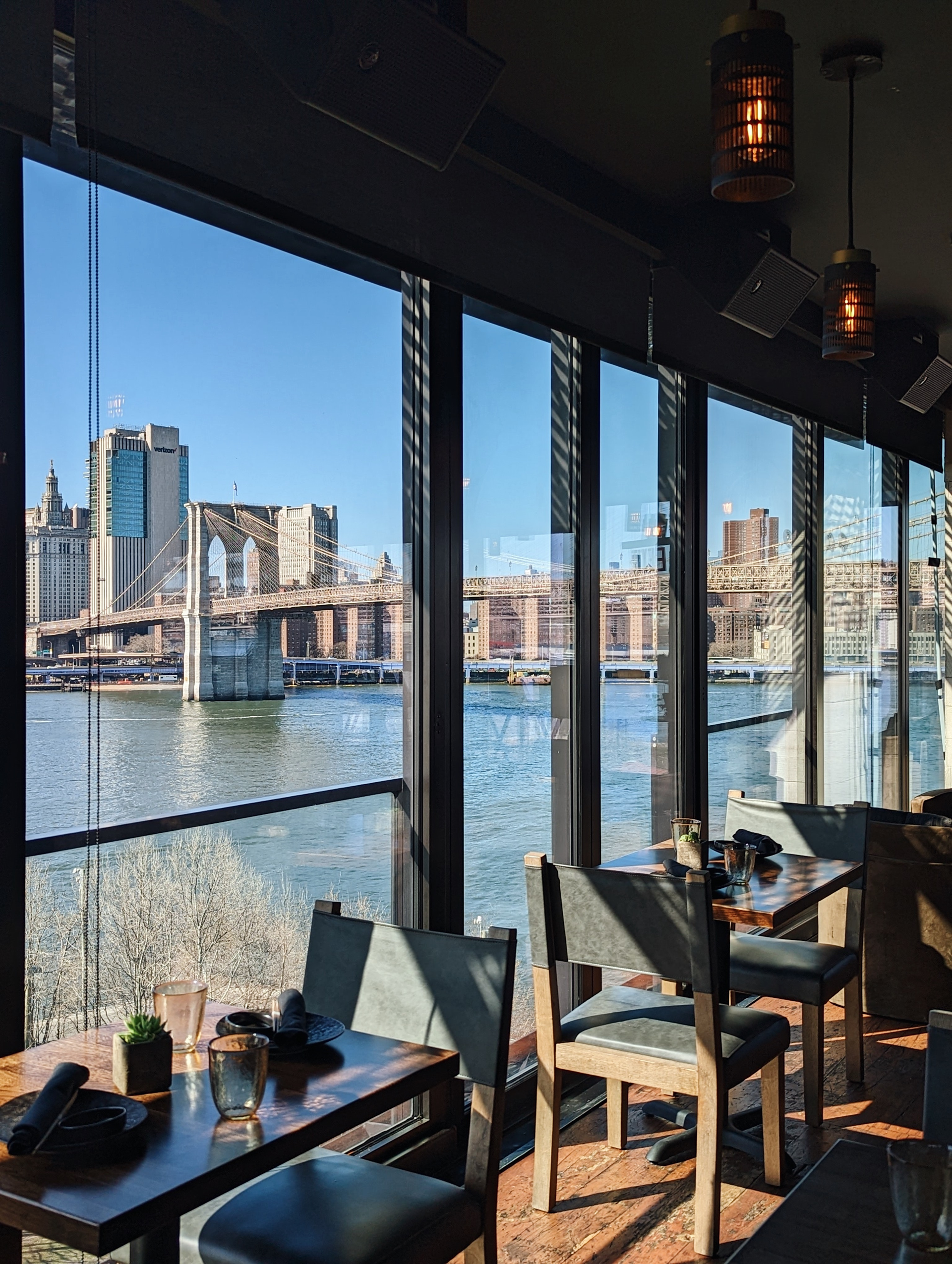 harriet's lounge with views of the brooklyn bridge