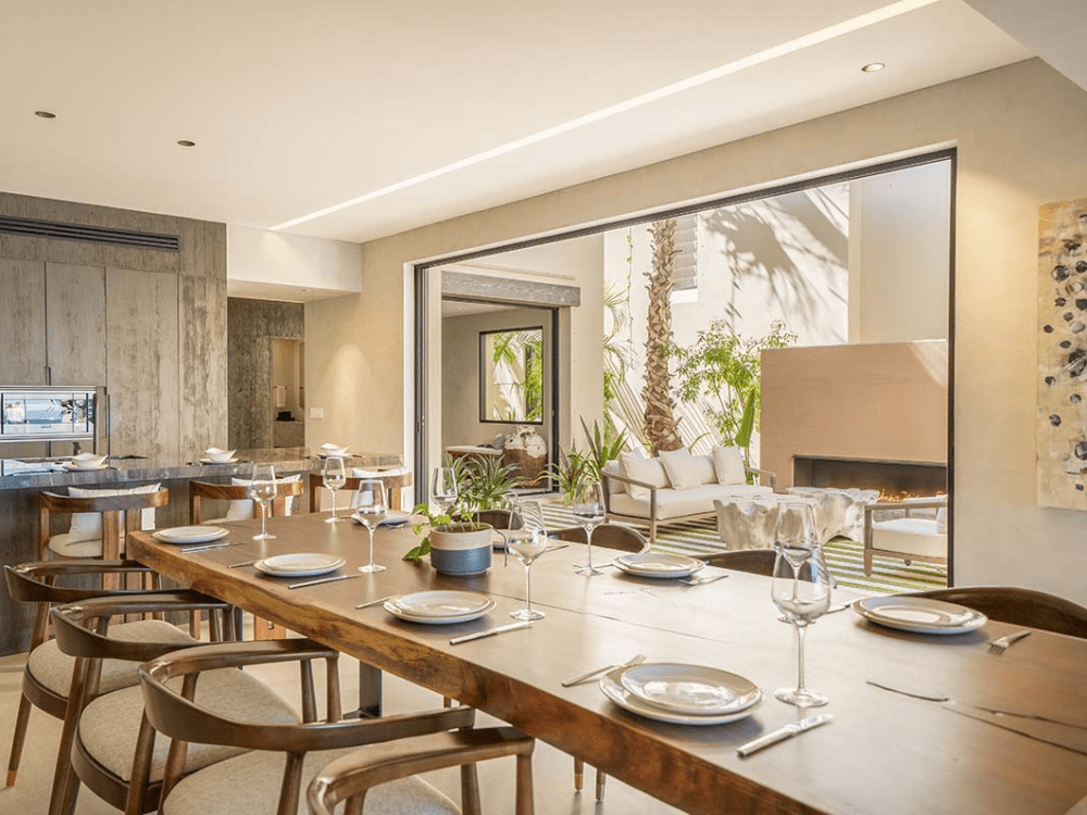 Et dækket spisebord