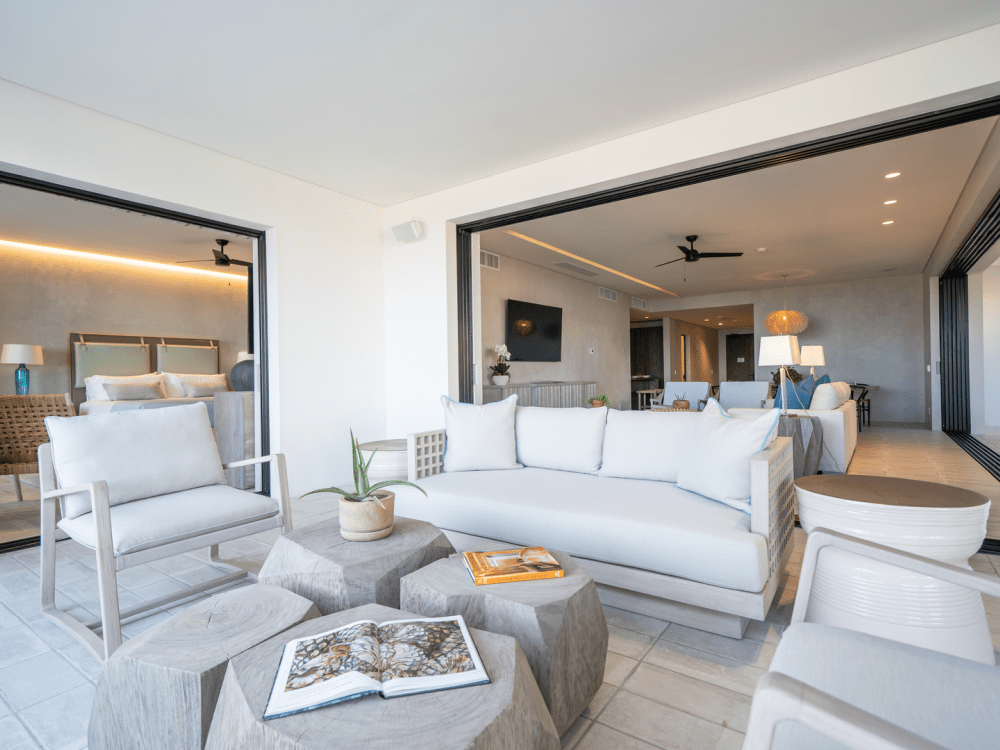 Woonkamer met bank en stoelen