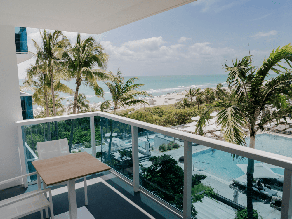 Balcon avec vue sur l'océan