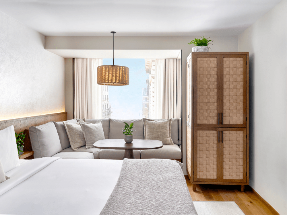 una grande camera d'albergo