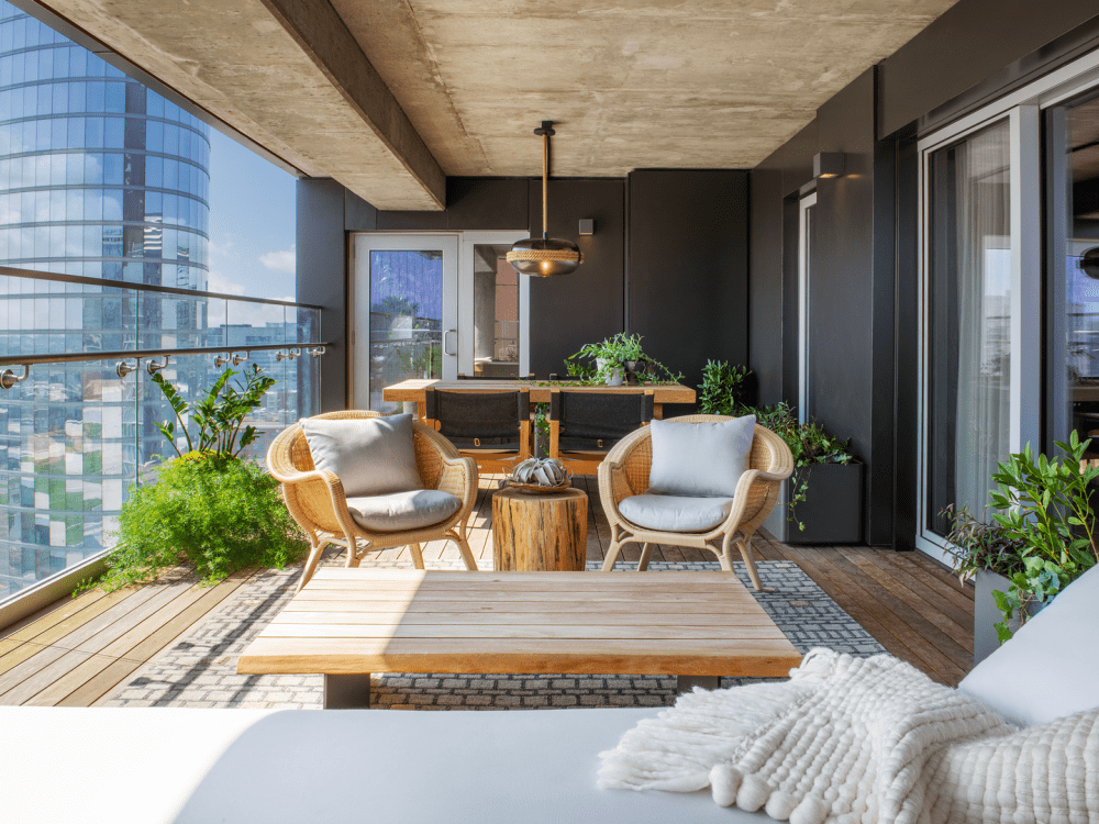 Luminosa zona giorno con finestra aperta