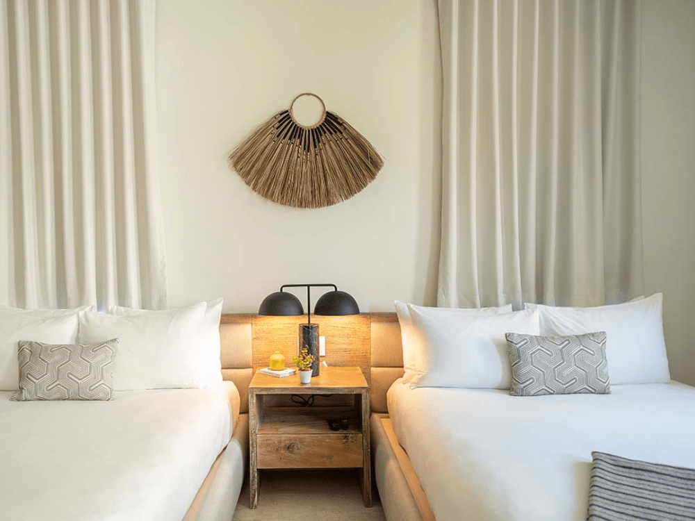 To senge ved siden af hinanden med et sidebord i midten