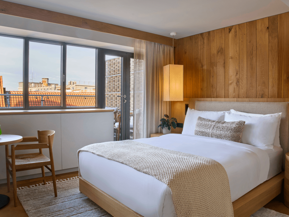 Skyline Queen Balcony