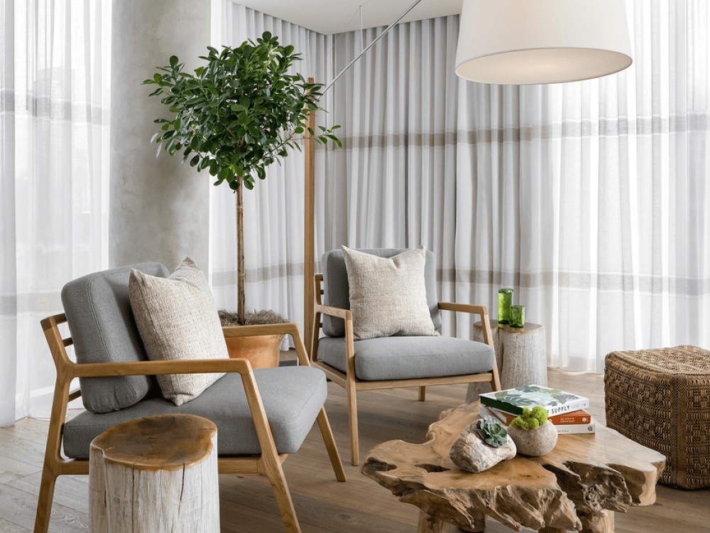 Salon lumineux avec des chaises et une table basse à bord vif