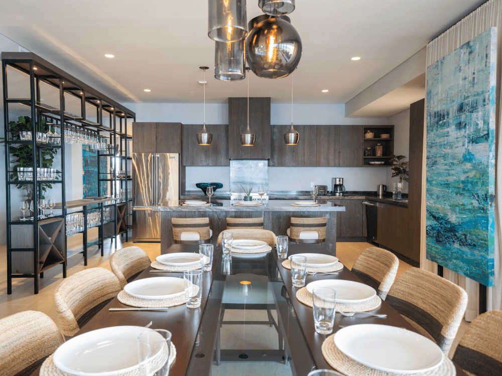 Een gedekte tafel in een eetkamer