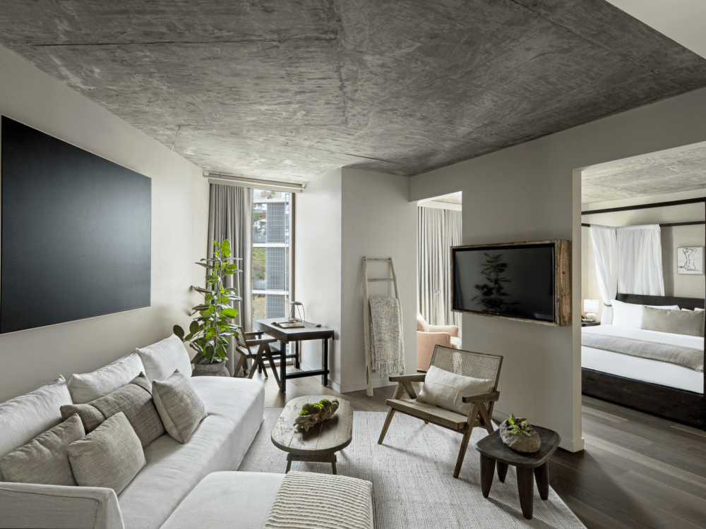 Un'area soggiorno con divano e panchina