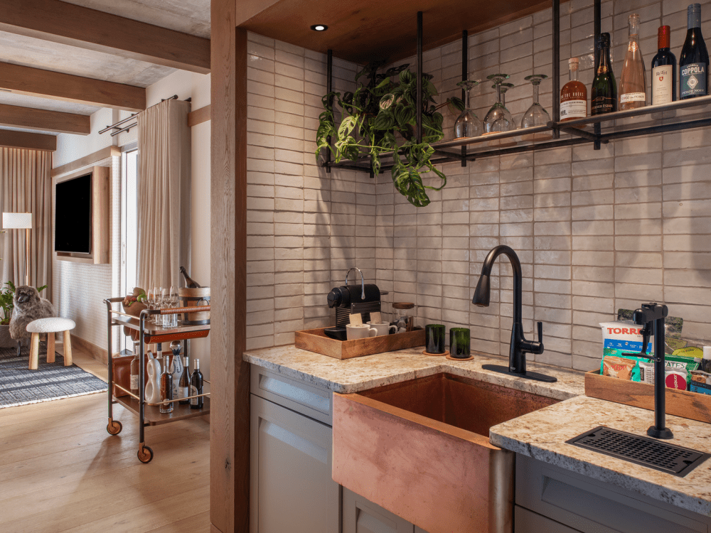 Cucina con schienale in ardesia grigia e lavello in rame