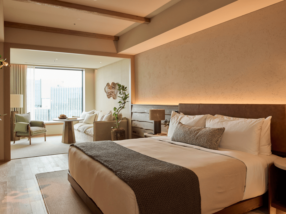 配备特大床的客房，窗边设有休闲座椅，可俯瞰Tokyo城市风光