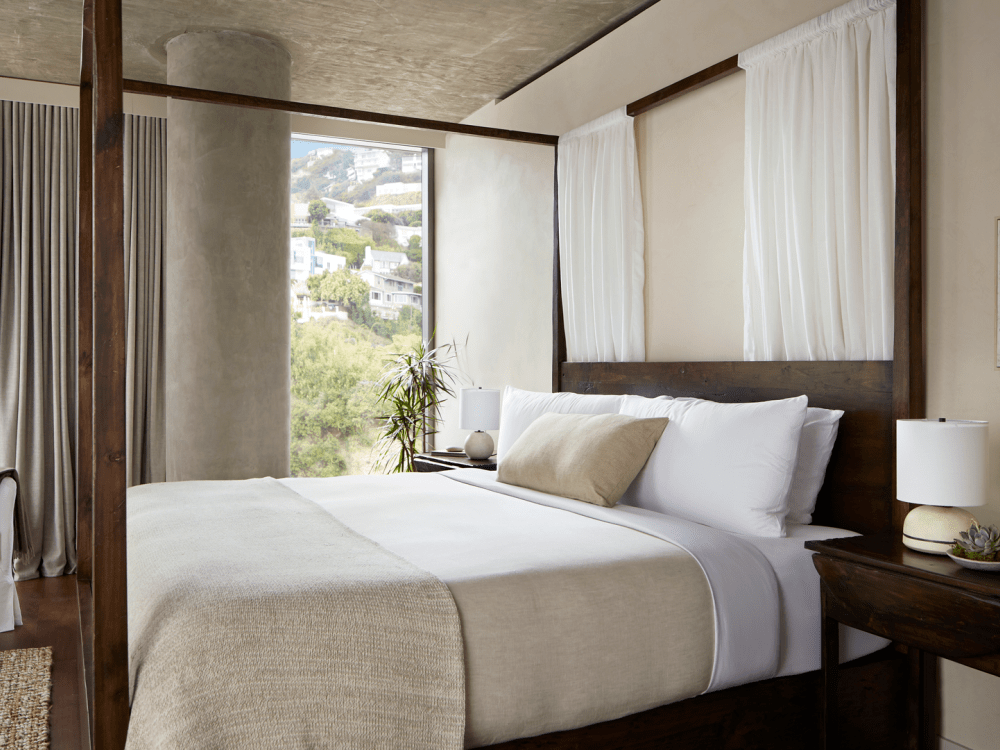 深色木架上的床