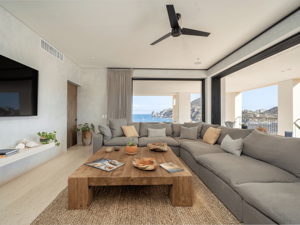 Woonkamer met lange bank en lage salontafel