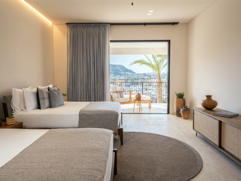 Due letti singoli con un patio che si affaccia sull'acqua