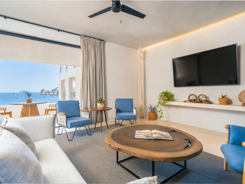 Zona soggiorno con sedie blu e tavolino con bordo vivo