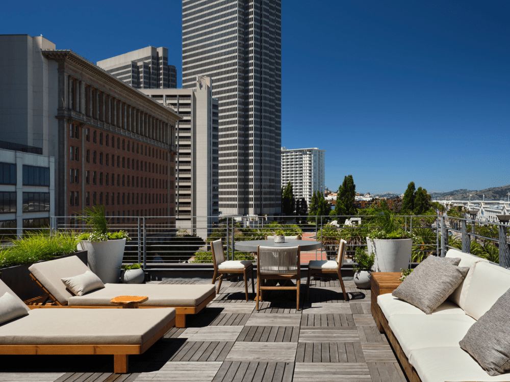 Loungeområde på en terrasse på 1 Hotel San Francisco