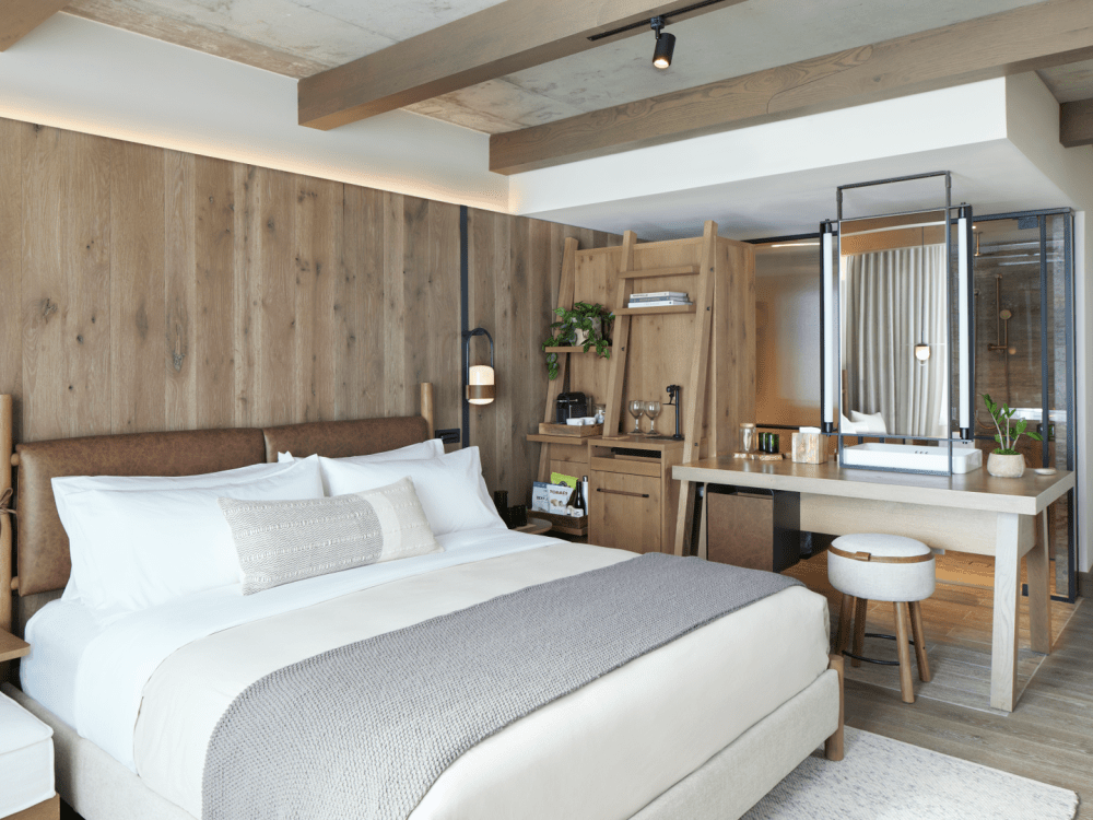 小さなキチネット・エリアの左側にキングサイズのベッドが置かれている。  キチネットの右にあるデスクの上には化粧鏡が置かれている。