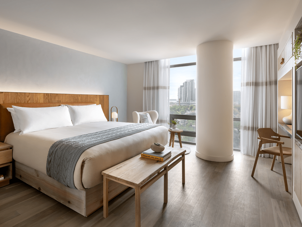 Un lit king size avec vue sur la ville