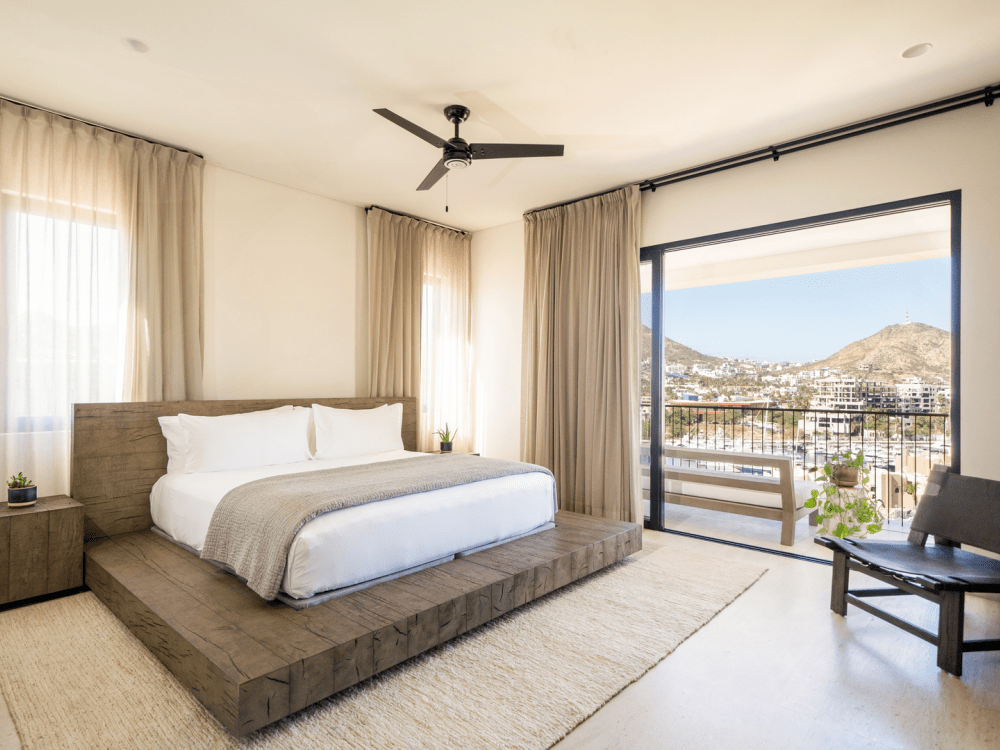 Bed verhoogd op een houten frame 