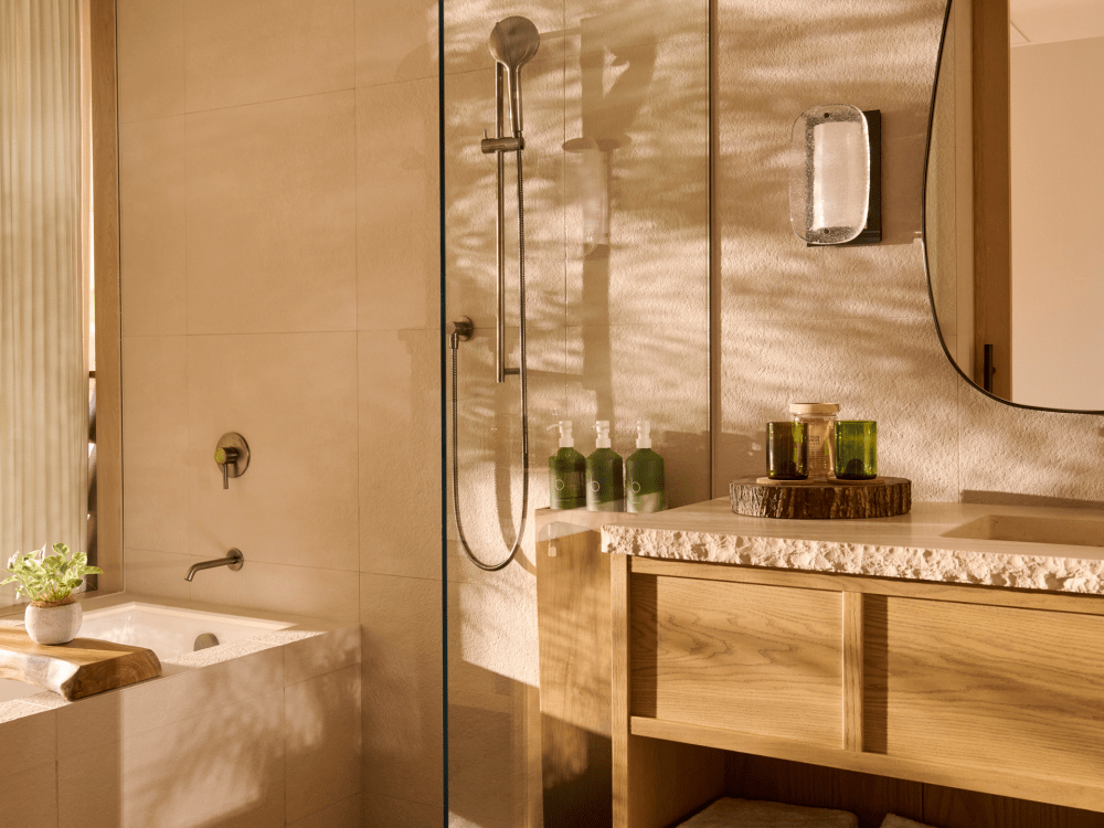 木色调现代浴室，配备淋浴设施、洗漱用品及浴缸