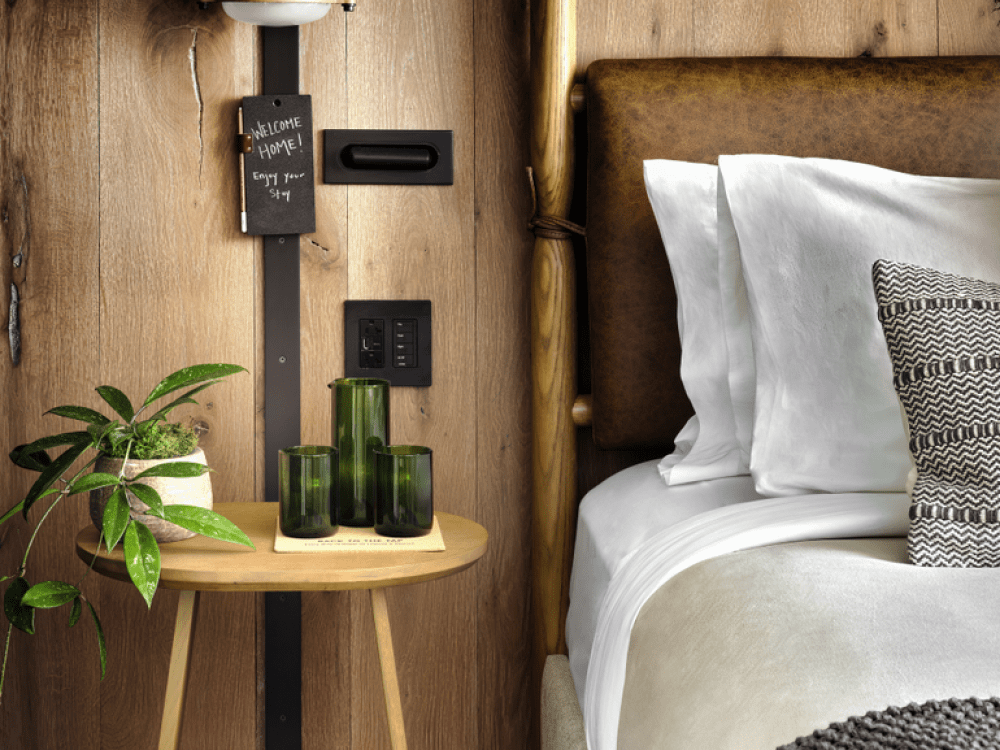 Tavolino con biglietto "Welcome Home! Godetevi il vostro soggiorno".