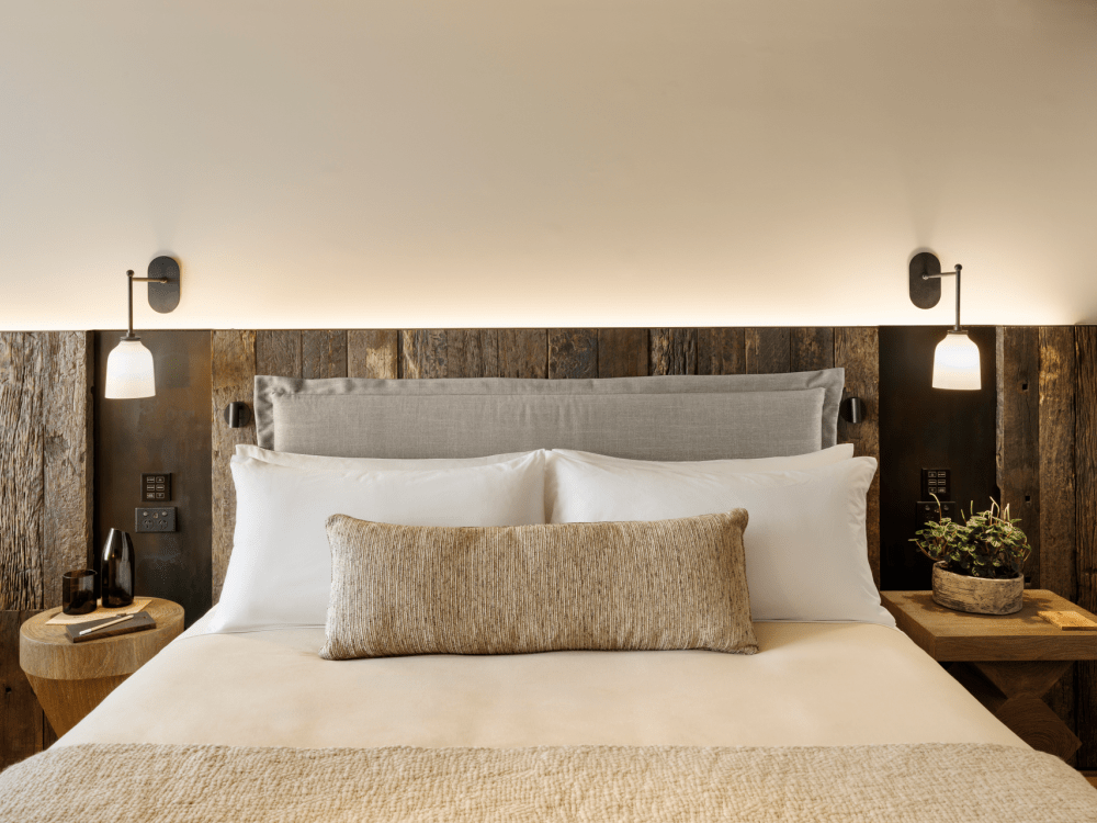 Seng med natborde på hver side