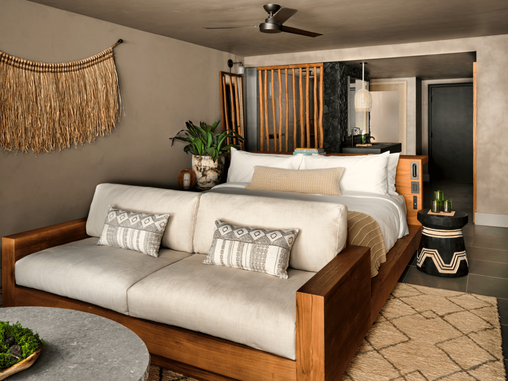 キングベッドの端にソファ