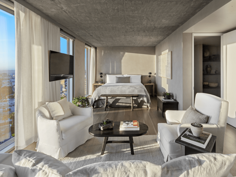 带落地窗、双人床和客厅家具的房间