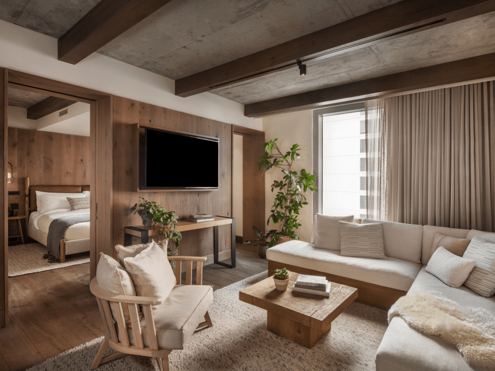 Soggiorno con pannelli in legno e divano componibile