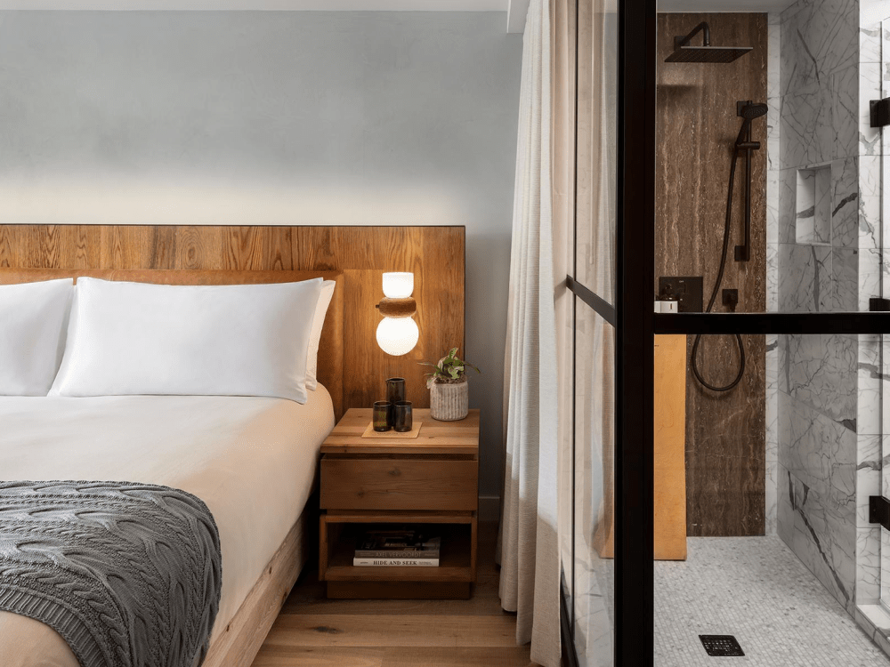 Lit à côté d'une douche