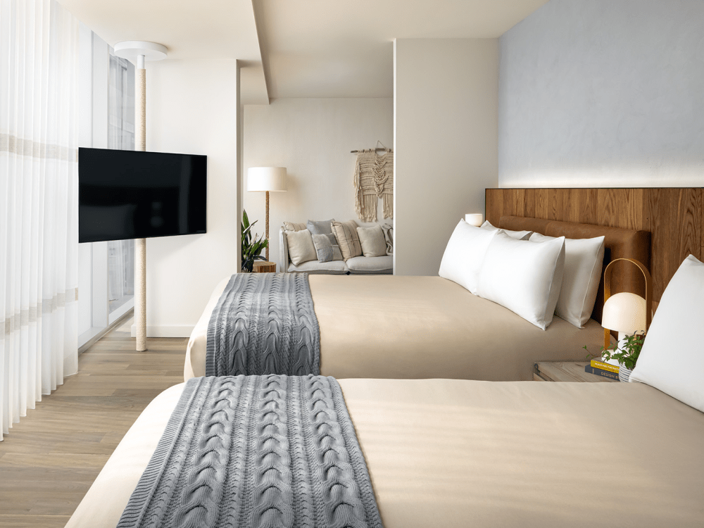 Une chambre avec deux lits queen size et une télévision