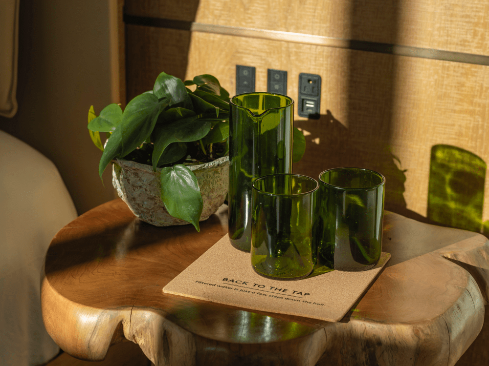 Verres recyclés sur la table