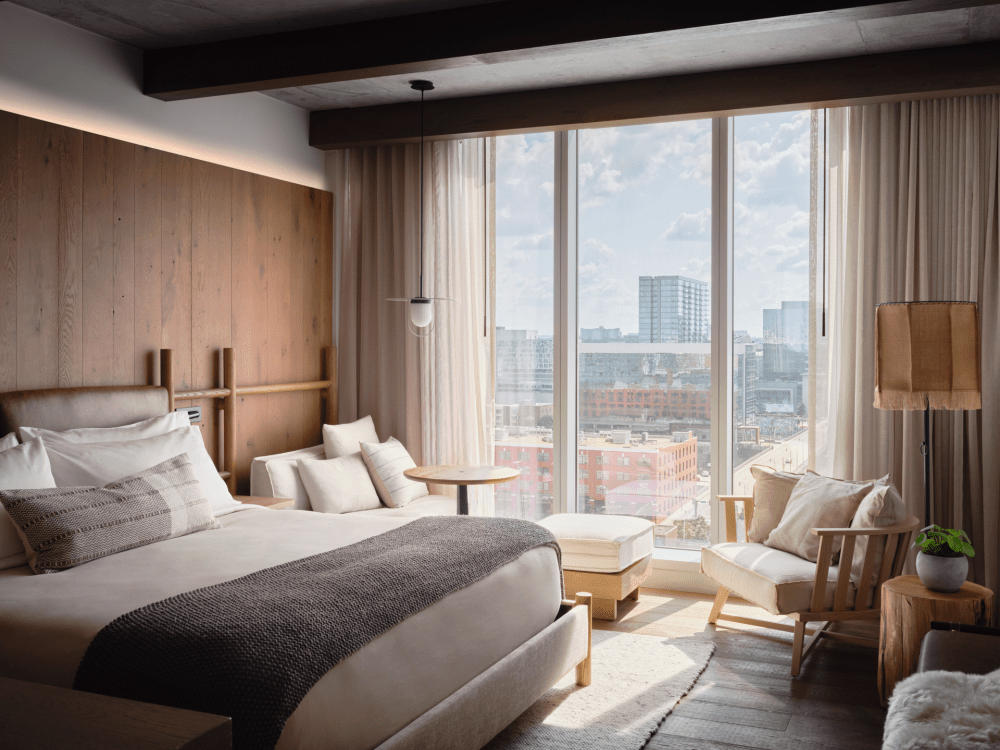 Store vinduer lukker masser af naturligt lys ind og bader king size-sengen i sol.