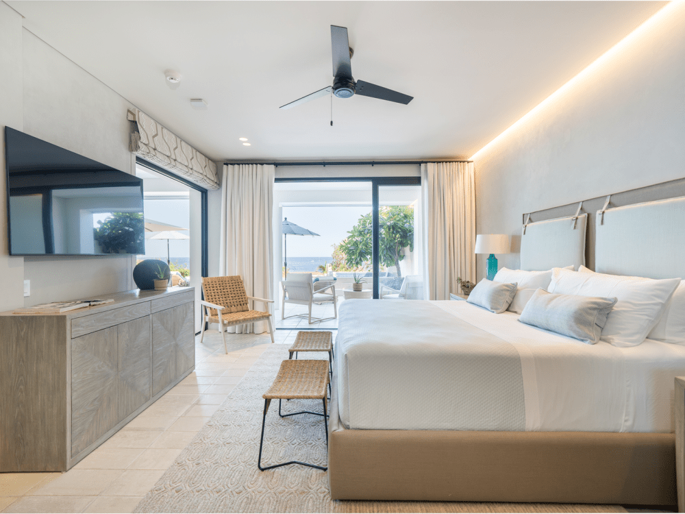 Slaapkamer met rieten stoelen en banken