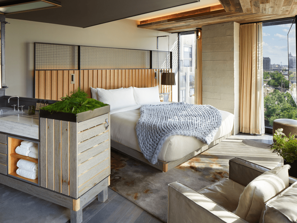 Camera da letto soleggiata con una trapunta sul letto