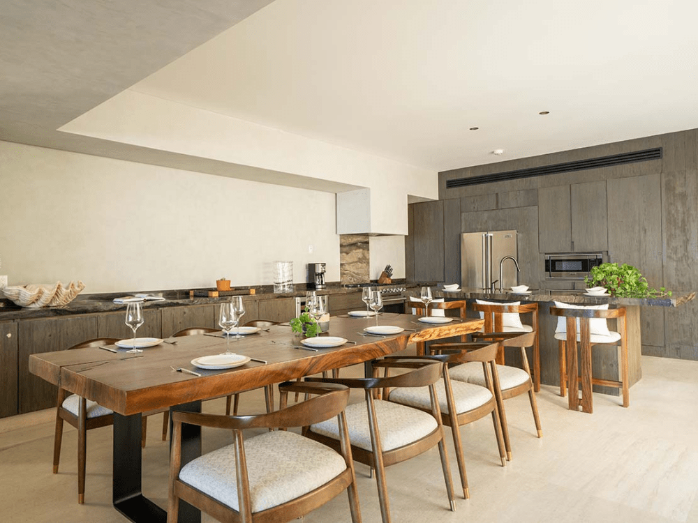 Et dækket spisebord