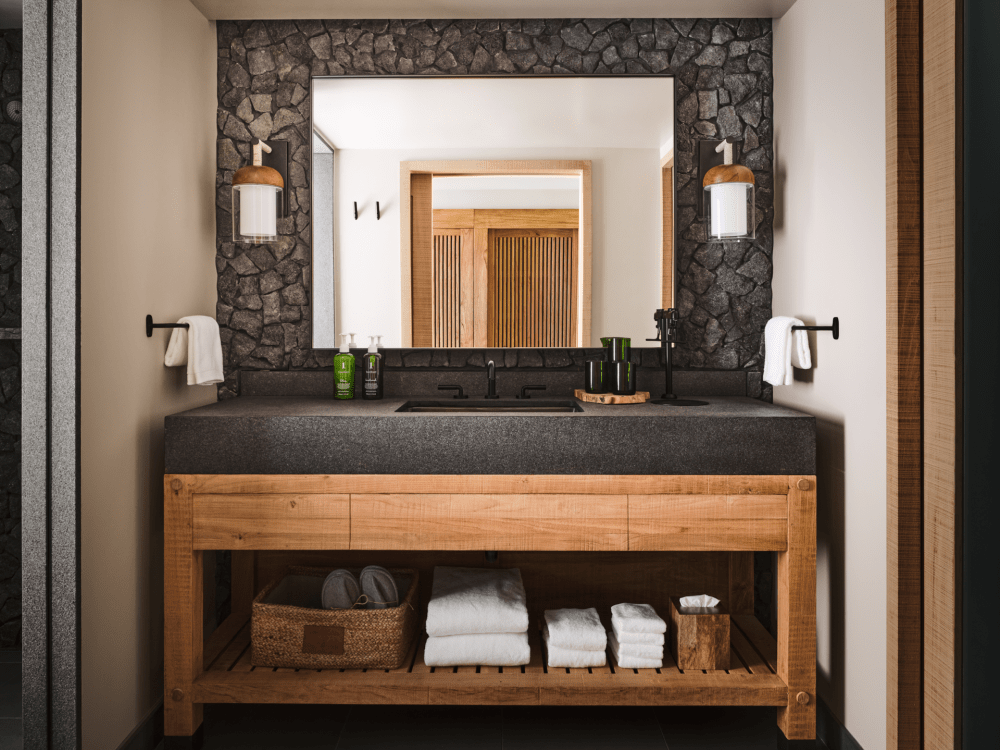 Un bagno con i prodotti necessari in bella vista