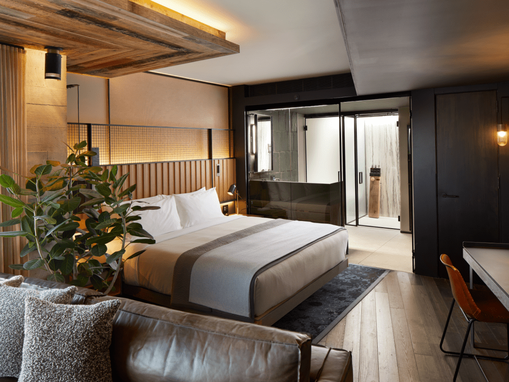 部屋の真ん中にベッドがあるホテルの部屋 