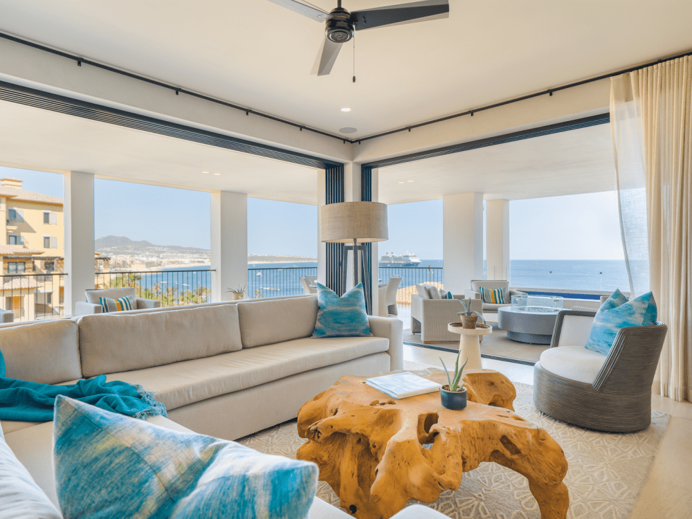 Een woonkamer met een houten middenstuk en een slaapbank