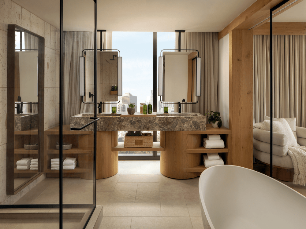 Lavatório largo na casa de banho do 1 Hotel Austin