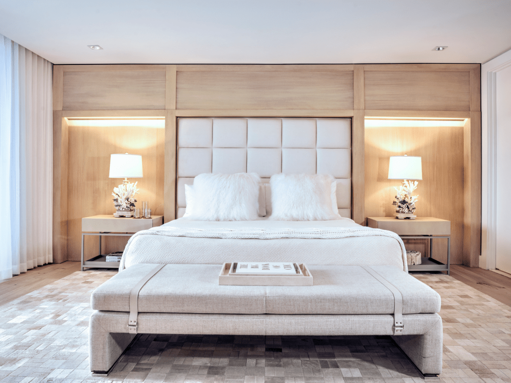 Un lit fait avec un banc pliant au pied