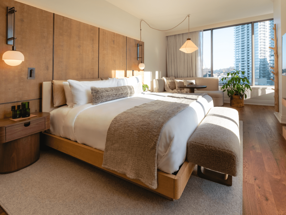 camera d'albergo con letto e luce naturale