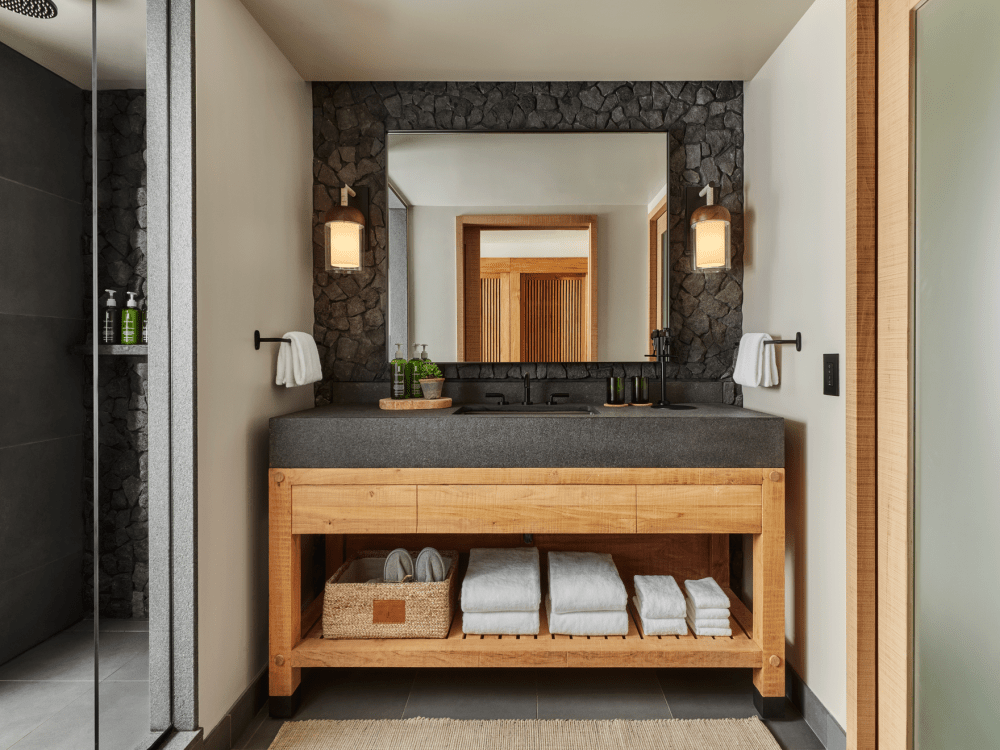 Salle de bain carrelée en pierre noire