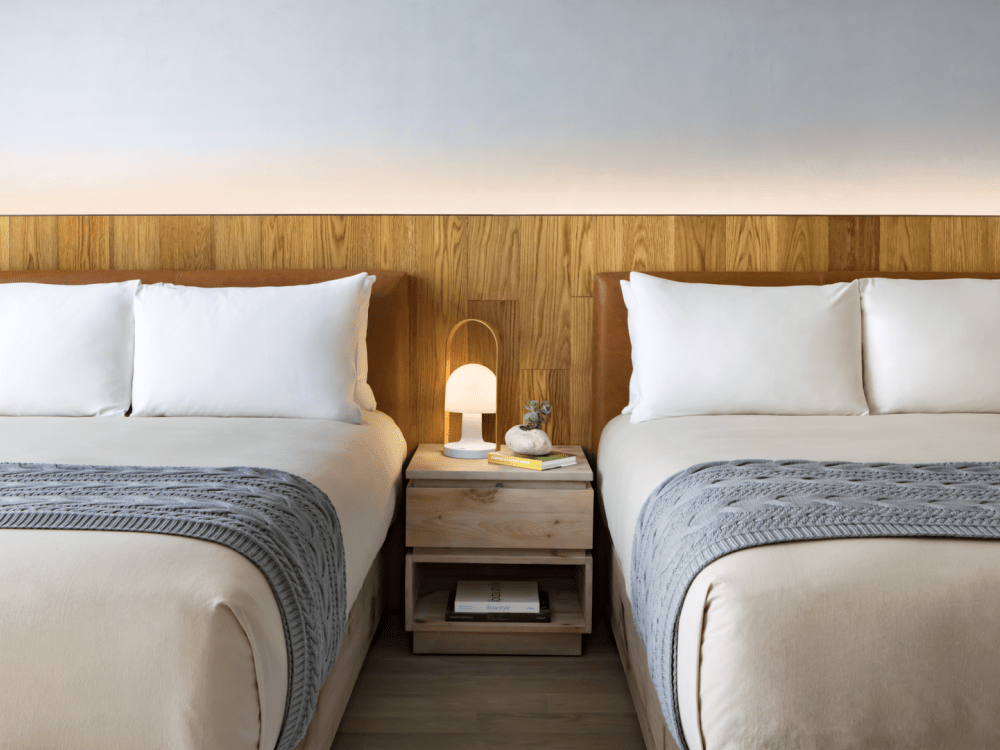 Deux lits queen côte à côte