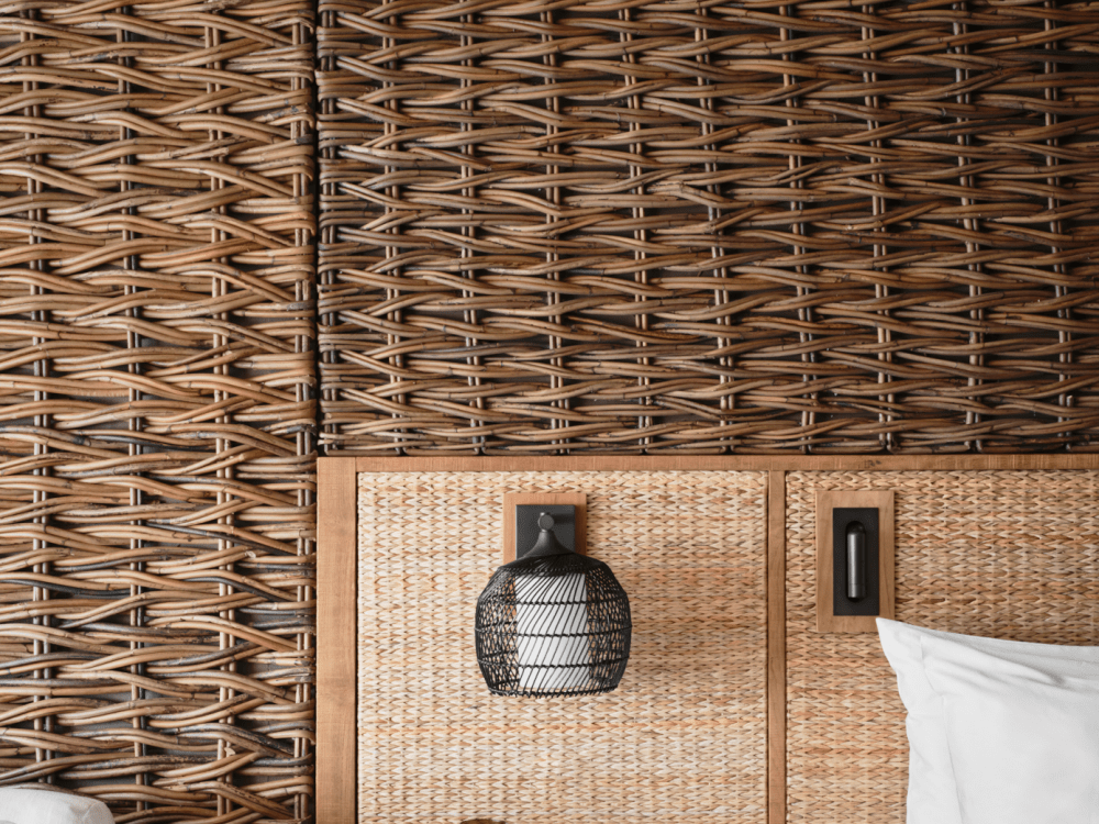 Et dekorativt sidebord står foran en rustik træbaggrund.