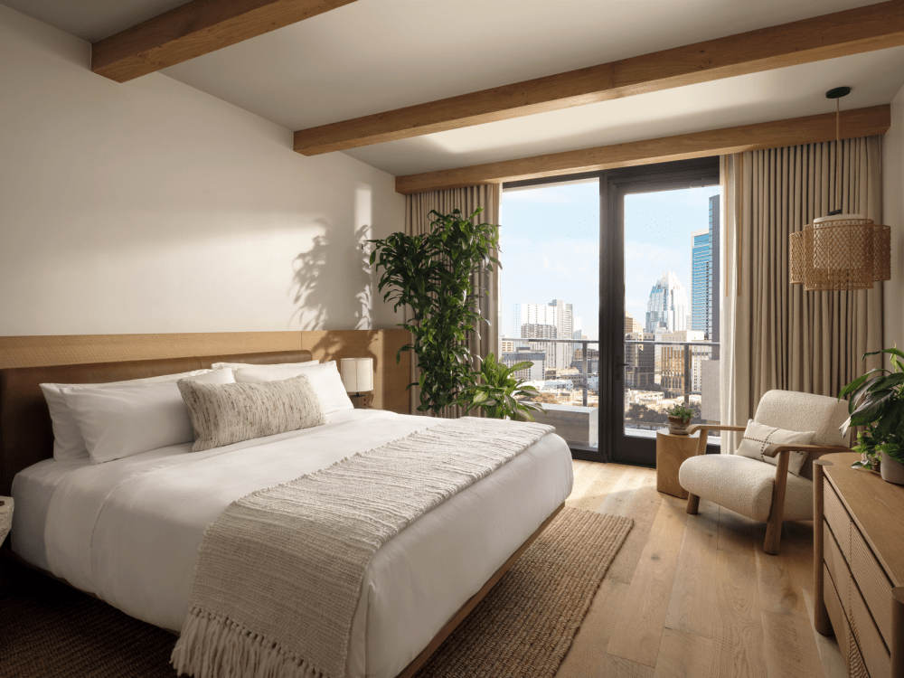 Cama king size no quarto de hóspedes do 1 Hotel Austin