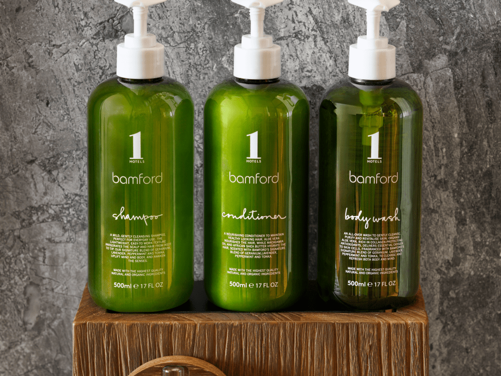 나무 블록 위에 있는 녹색 샴푸 병