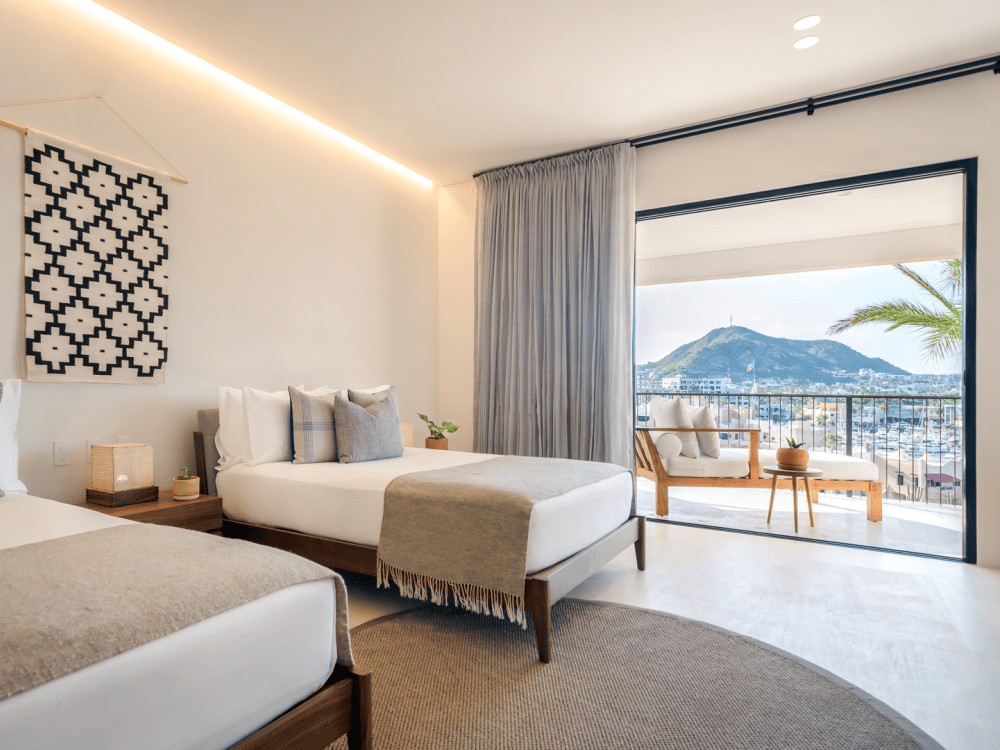 Due letti accanto a un patio