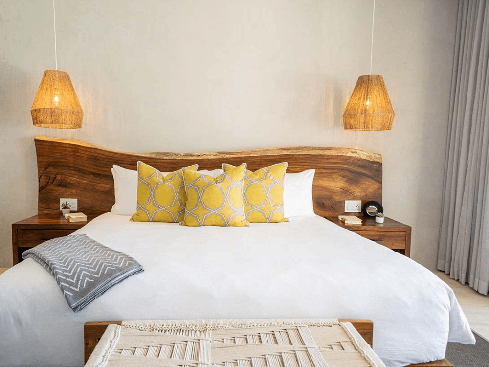 En redt seng med gule puder