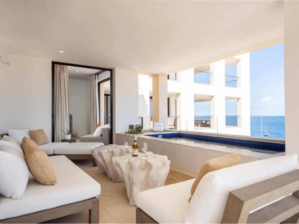 Stoelen rondom salontafels met wortels van wit teakhout