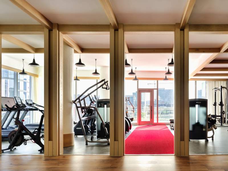 Machines d'entraînement dans une salle de sport