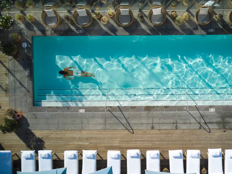 Photo aérienne d'un homme dans une piscine 